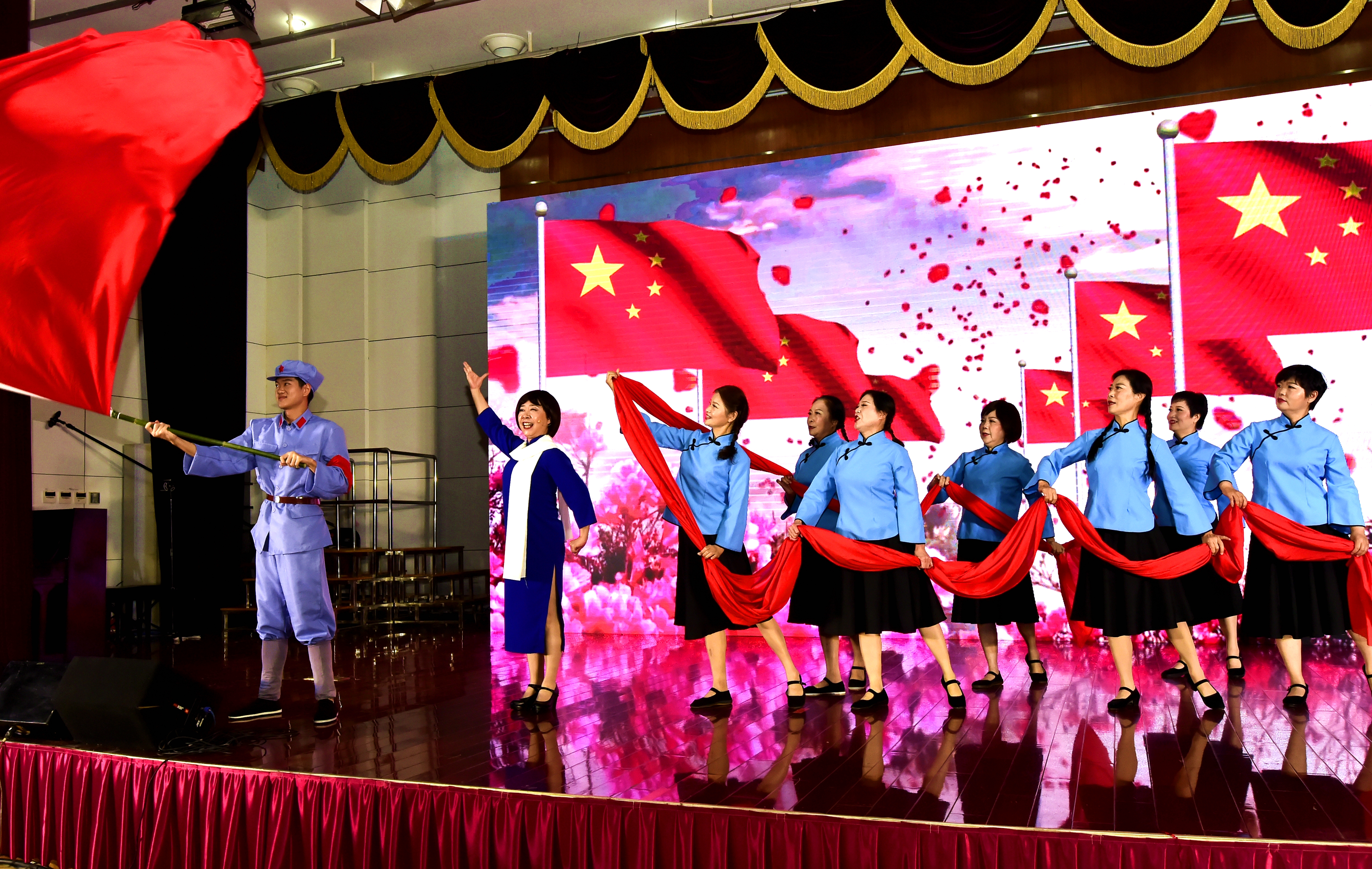 演出伊始,由校老年協會秋韻合唱團演唱的《把一切獻給黨》將老同志念